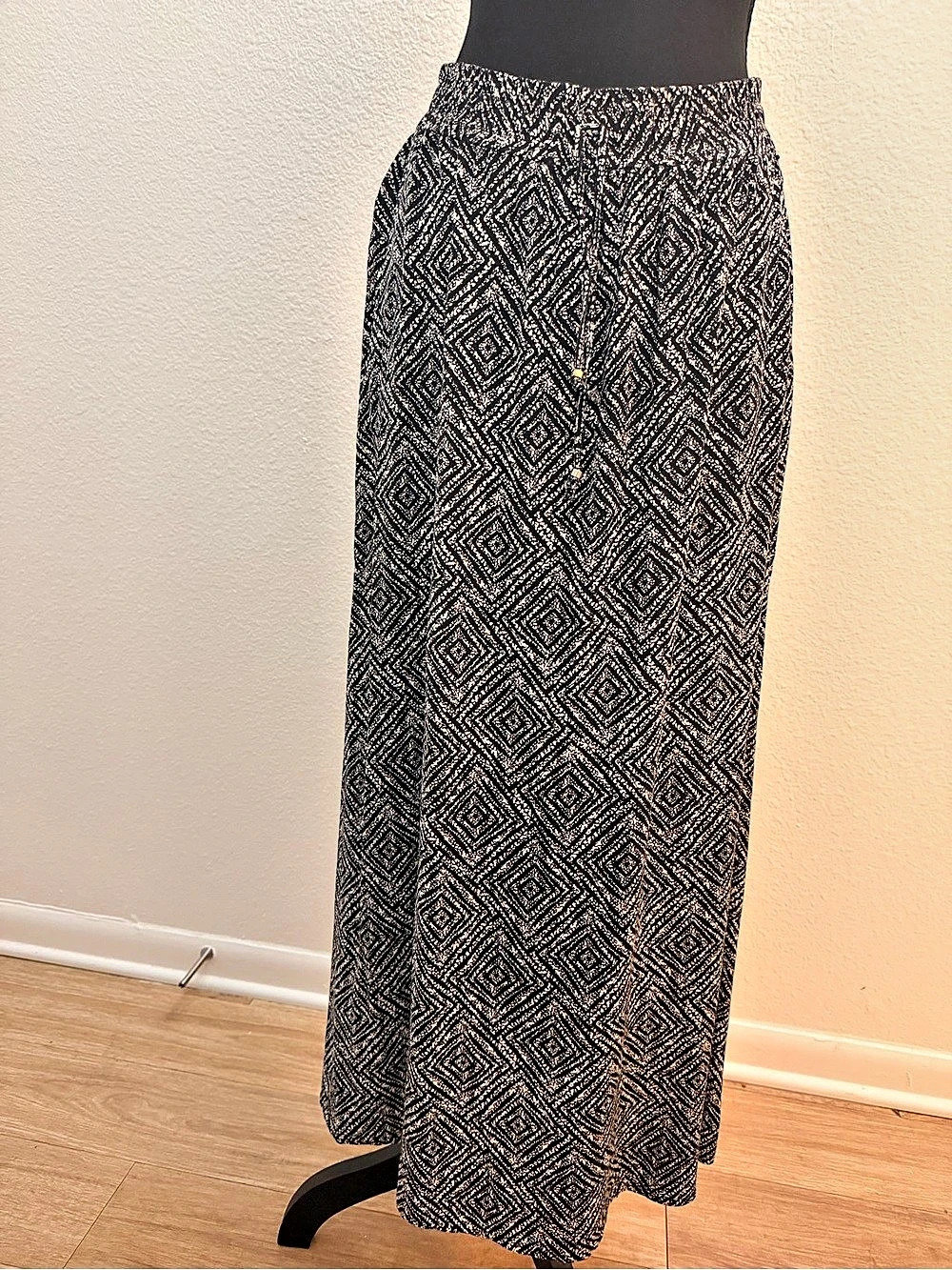 GUESS Geometric Maxi Skirt in Black & White Size Small
